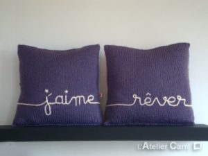 coussin-personnalise-tricot-et-nom_violet