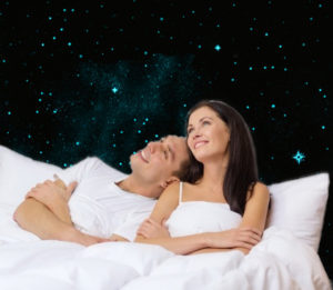 couple dans le lit regardant le ciel avec ciel étoilé