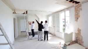 Comment assurer le bon déroulement d’un chantier de rénovation de maison?