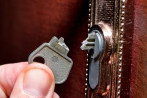 Apprenez à retirer une clé cassée d'une serrure de porte