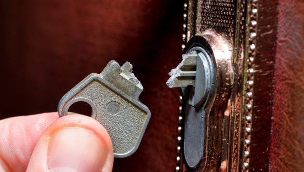 Apprenez à retirer une clé cassée d'une serrure de porte