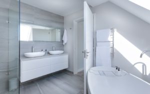 3 conseils de rénovation pour rendre votre petite salle de bain plus grande