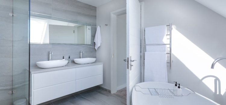 3 conseils de rénovation pour rendre votre petite salle de bain plus grande