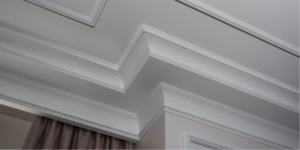 Comment couper une moulure de plafond dans un angle ?