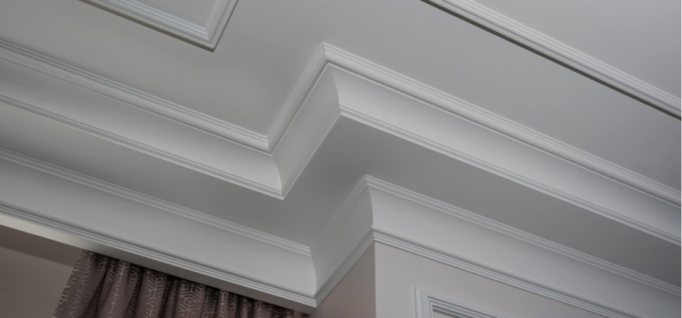 Comment couper une moulure de plafond dans un angle ?
