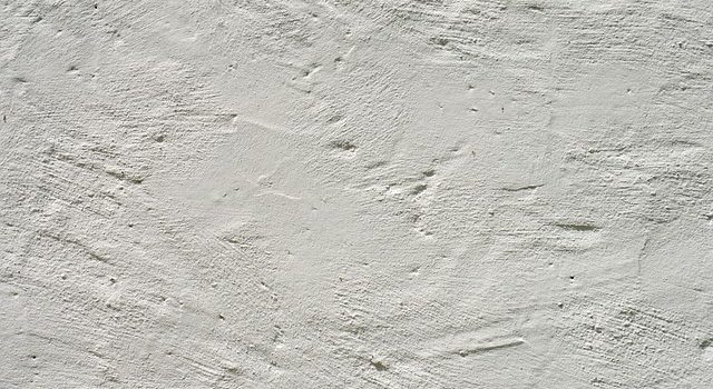 poncer un mur en platre avec une girafe