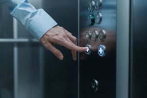 En quoi est-ce avantageux d’installer un ascenseur dans un bâtiment ?