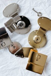 Tarif du serrurier : Quels sont les prix pour une ouverture de porte et comment éviter les frais cachés